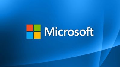 Logotipo de Microsoft con su símbolo de cuatro cuadrados de colores y nombre en blanco sobre un fondo azul con ondas degradadas.