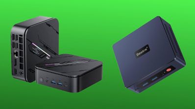 Tres mini ordenadores de formato compacto sobre un fondo verde.