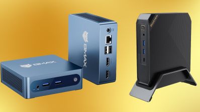 Dos mini PC BMAX en color azul y un mini ordenador negro en soporte vertical sobre fondo degradado amarillo.