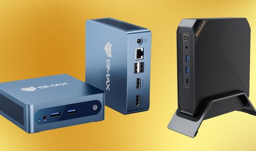 Dos mini PC BMAX en color azul y un mini ordenador negro en soporte vertical sobre fondo degradado amarillo.
