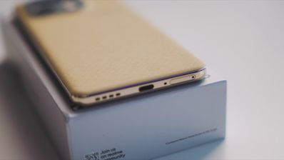 Detalle del borde inferior del realme 16 Pro mostrando el puerto USB-C y los altavoces sobre su caja.