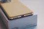 Detalle del borde inferior del realme 16 Pro mostrando el puerto USB-C y los altavoces sobre su caja.