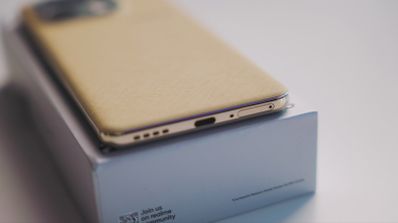 Detalle del borde inferior del realme 16 Pro mostrando el puerto USB-C y los altavoces sobre su caja.