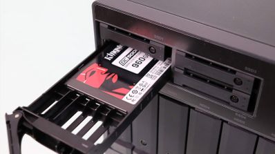 Primer plano de una unidad SSD Kingston de 960 GB instalada en una de las bandejas extraíbles de un servidor NAS QNAP TVS-h1288X.