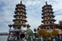 Pagodas del Tigre y el Dragón frente al estanque del Loto en Kaohsiung.