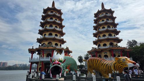 Pagodas del Tigre y el Dragón frente al estanque del Loto en Kaohsiung.