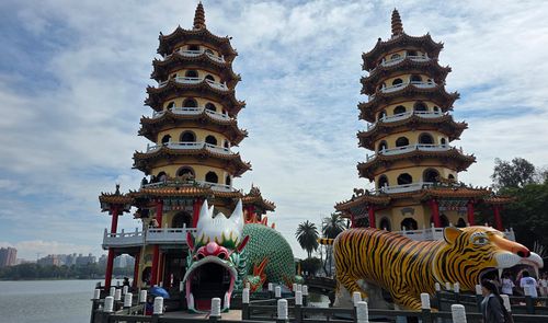 Pagodas del Tigre y el Dragón frente al estanque del Loto en Kaohsiung.