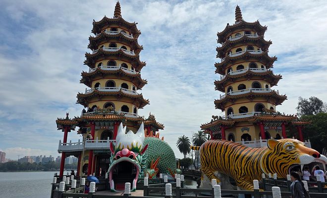 Pagodas del Tigre y el Dragón frente al estanque del Loto en Kaohsiung.