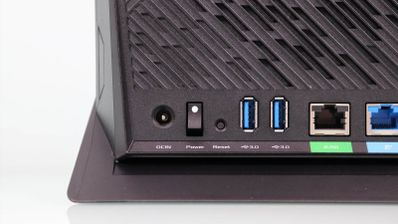 Panel posterior de conexiones del router ASUS RT-AX86U mostrando puertos USB, Ethernet y alimentación.