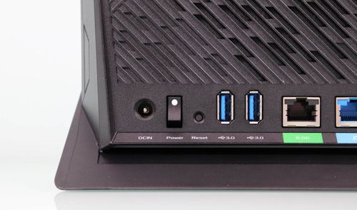 Panel posterior de conexiones del router ASUS RT-AX86U mostrando puertos USB, Ethernet y alimentación.