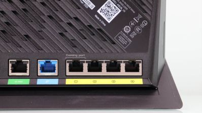 Panel de conexiones trasero del router ASUS RT-AX86U con puertos Ethernet y WAN diferenciados por colores.