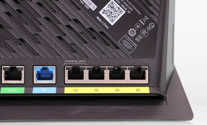 Panel de conexiones trasero del router ASUS RT-AX86U con puertos Ethernet y WAN diferenciados por colores.