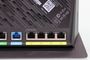 Panel de conexiones trasero del router ASUS RT-AX86U con puertos Ethernet y WAN diferenciados por colores.
