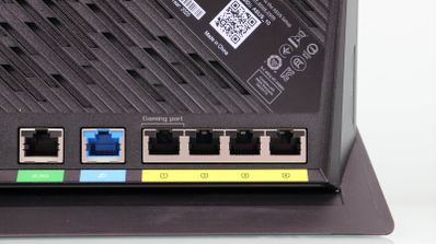 Panel de conexiones trasero del router ASUS RT-AX86U con puertos Ethernet y WAN diferenciados por colores.