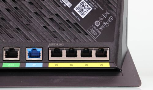 Panel de conexiones trasero del router ASUS RT-AX86U con puertos Ethernet y WAN diferenciados por colores.