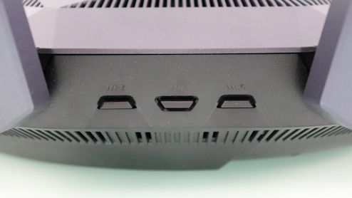 Detalle de los puertos USB y la rejilla de ventilación en la parte trasera de un router ASUS.