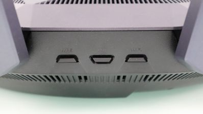 Detalle de los puertos USB y la rejilla de ventilación en la parte trasera de un router ASUS.