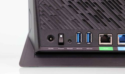 Detalle de los puertos traseros del router ASUS RT-AX86U que incluye tomas USB, botón de encendido y puertos Ethernet.
