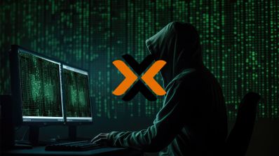 Persona con capucha frente a monitores con código binario y el logotipo de Proxmox en el centro.