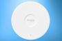 Vista frontal de un punto de acceso circular TP-Link Omada en color blanco sobre un fondo azul degradado.