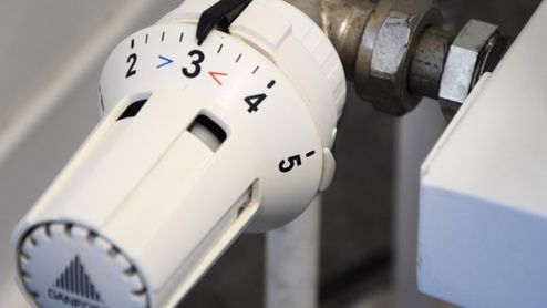 Primer plano de una válvula termostática de radiador apuntando al número 3.