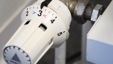 Primer plano de una válvula termostática de radiador apuntando al número 3.