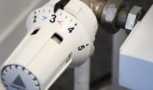 Primer plano de una válvula termostática de radiador apuntando al número 3.