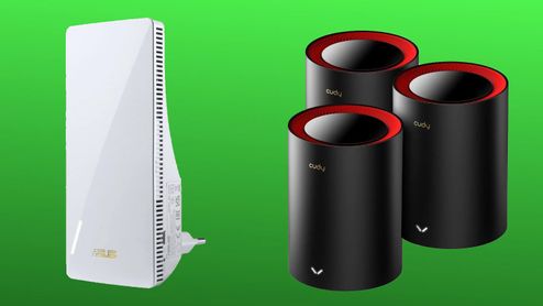 Comparativa visual entre un repetidor Wi-Fi blanco de pared y un kit de tres nodos para sistema mesh de color negro y rojo sobre fondo verde.