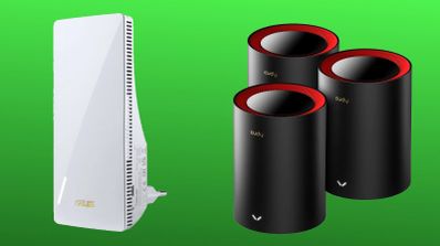 Comparativa visual entre un repetidor Wi-Fi blanco de pared y un kit de tres nodos para sistema mesh de color negro y rojo sobre fondo verde.