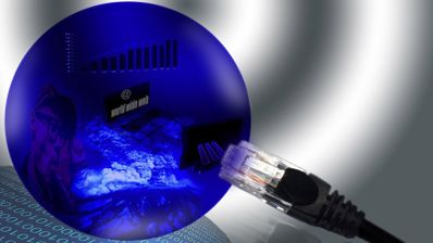 Ilustración conceptual de una esfera azul con gráficos de barras y código binario junto a un conector Ethernet.