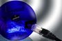 Ilustración conceptual de una esfera azul con gráficos de barras y código binario junto a un conector Ethernet.