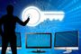 Silueta de una persona señalando una llave luminosa sobre un fondo de código binario y monitores de ordenador.