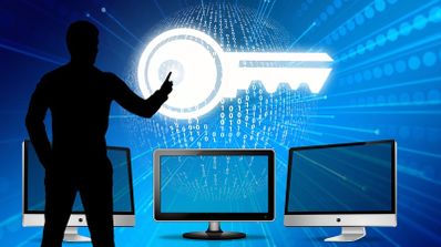 Silueta de una persona señalando una llave luminosa sobre un fondo de código binario y monitores de ordenador.