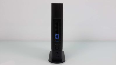 Panel trasero del router ASUS RT-AX59U mostrando sus puertos de conexión verticales sobre una base plana.