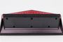 Vista de la base de soporte inferior del router ASUS RT-AX86U con detalles en color rojo y negro.