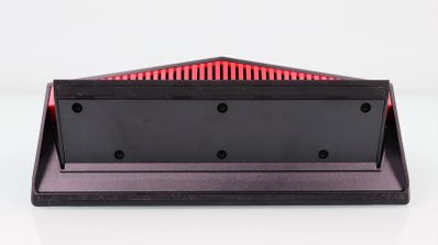 Vista de la base de soporte inferior del router ASUS RT-AX86U con detalles en color rojo y negro.