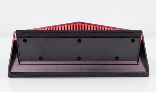 Vista de la base de soporte inferior del router ASUS RT-AX86U con detalles en color rojo y negro.