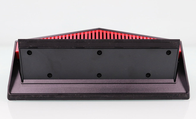 Vista de la base de soporte inferior del router ASUS RT-AX86U con detalles en color rojo y negro.