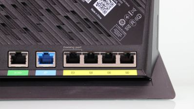 Detalle de los puertos traseros del router RT-AX86U, incluyendo conexiones LAN, WAN y puerto Gaming diferenciados por colores.