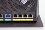 Detalle de los puertos traseros del router RT-AX86U, incluyendo conexiones LAN, WAN y puerto Gaming diferenciados por colores.