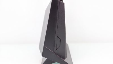 Vista lateral del router ASUS RT-AX86U que muestra su perfil angular y el botón lateral sobre un fondo blanco.