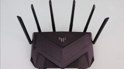 Router Asus de la gama TUF Gaming en color negro visto desde arriba con seis antenas externas desplegadas.
