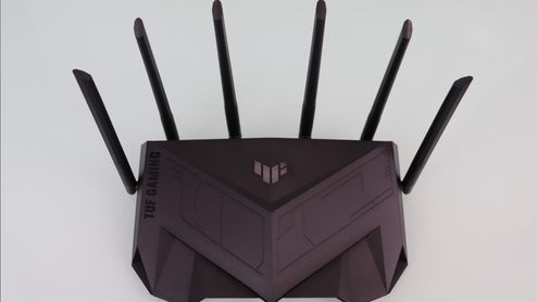 Router Asus de la gama TUF Gaming en color negro visto desde arriba con seis antenas externas desplegadas.