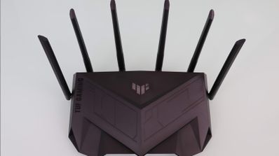 Router Asus de la gama TUF Gaming en color negro visto desde arriba con seis antenas externas desplegadas.