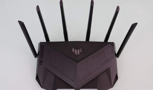 Router Asus de la gama TUF Gaming en color negro visto desde arriba con seis antenas externas desplegadas.