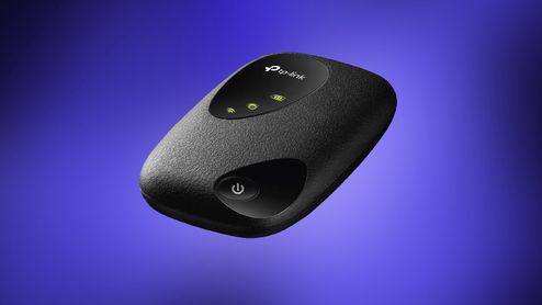 Router portátil TP-Link de color negro con indicadores LED de estado sobre fondo azul.