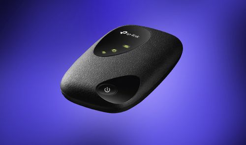 Router portátil TP-Link de color negro con indicadores LED de estado sobre fondo azul.