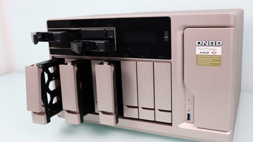 Servidor NAS QNAP TS-1277 con varias bahías de disco duro extraídas frontalmente.