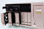 Servidor NAS QNAP TS-1277 con varias bahías de disco duro extraídas frontalmente.