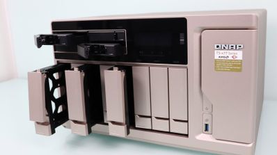 Servidor NAS QNAP TS-1277 con varias bahías de disco duro extraídas frontalmente.